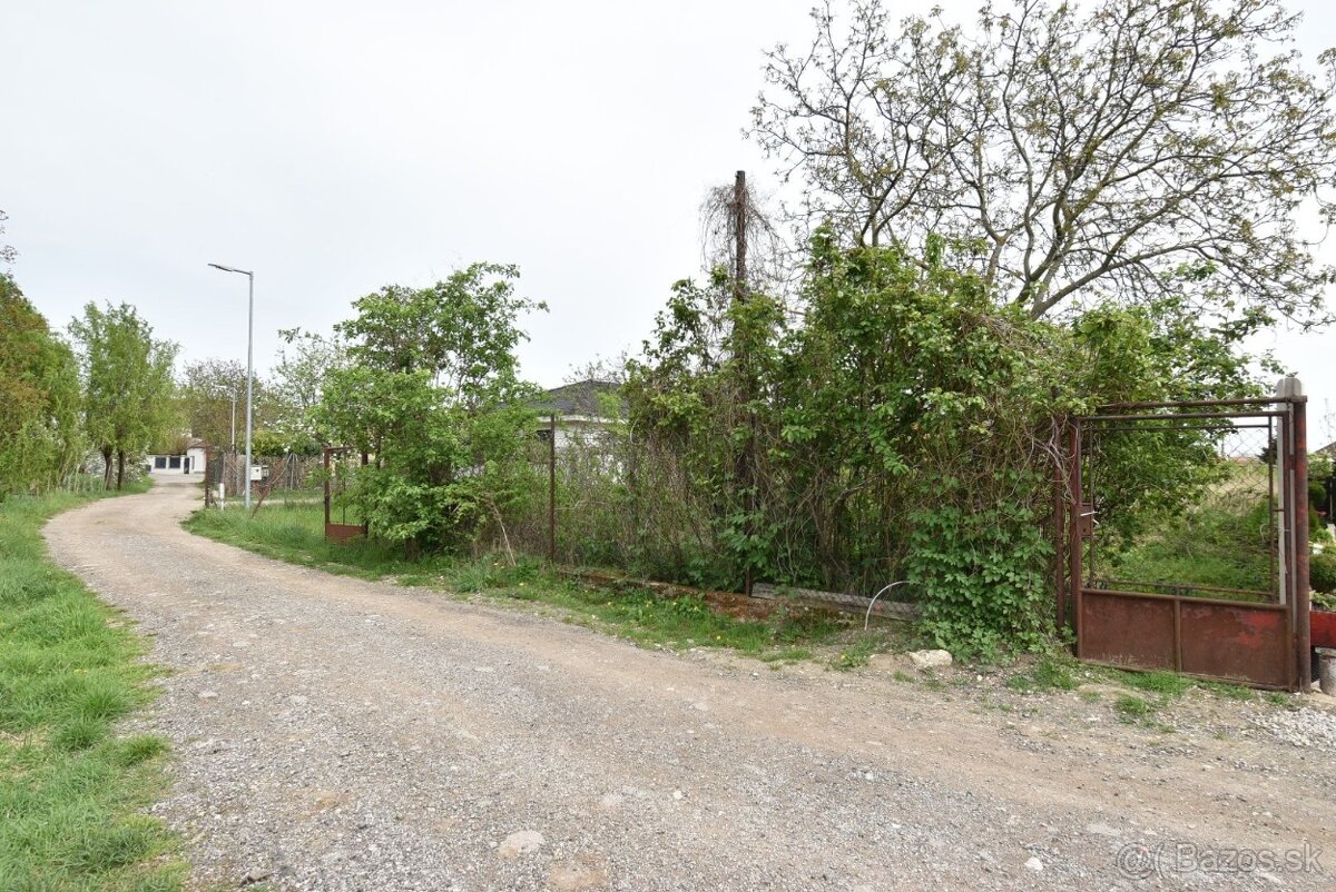 Predáme stavebný pozemok 881m2 v Horných Orešanoch - 6