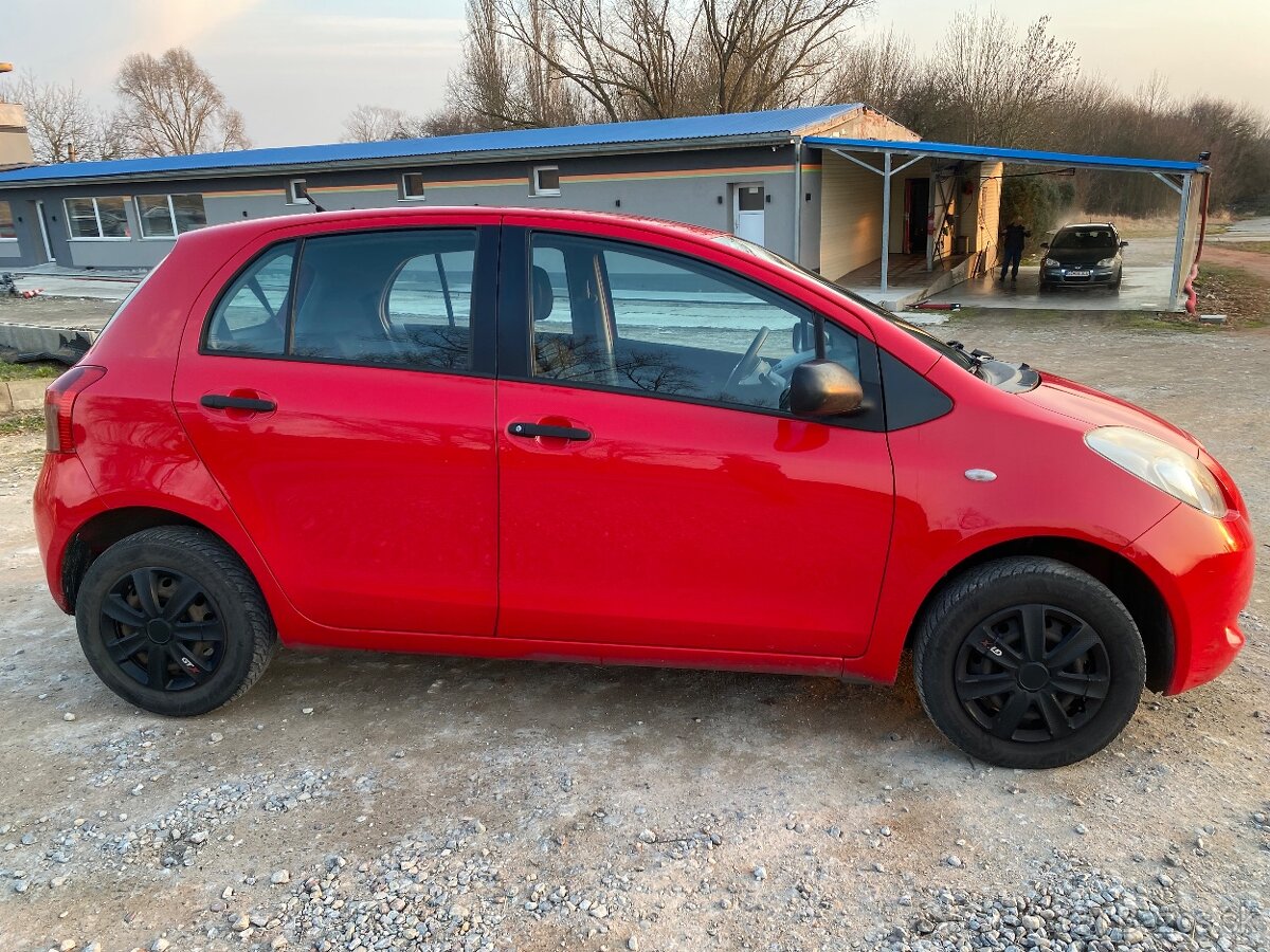 Predám Toyotu Yaris 1,0 benzin 51 kw - 6