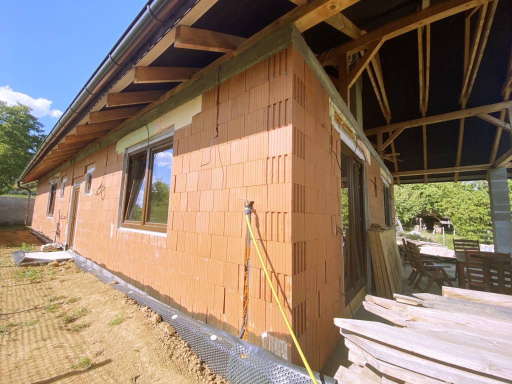 4 izbový bungalov na samote s pozemkom 3532 m2.Kolíňany Bara - 6