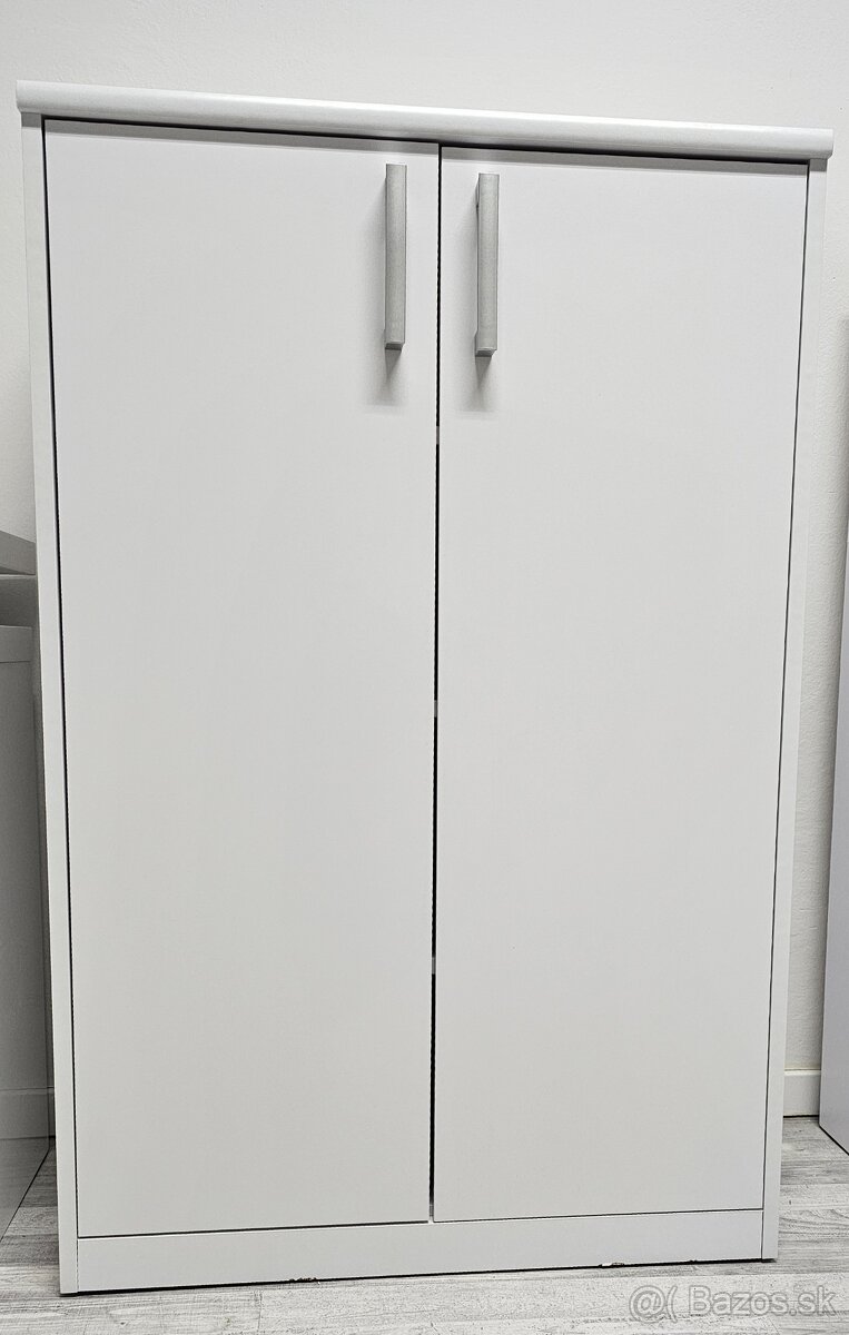 Gauč, stolík, písacie stoly, kanc. stoličky, skrinky - 6