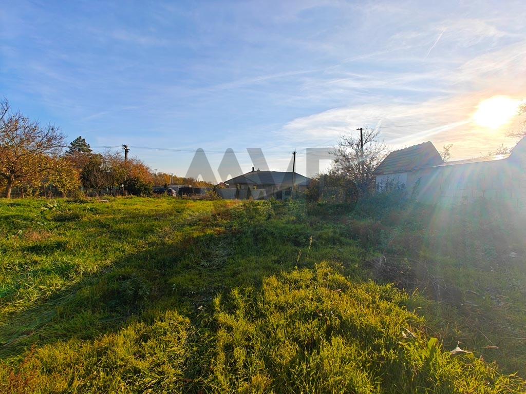 13 ÁROVÝ POZEMOK PRI KOMÁRNE S VÝHĽADOM NA JAZIERKO - 6