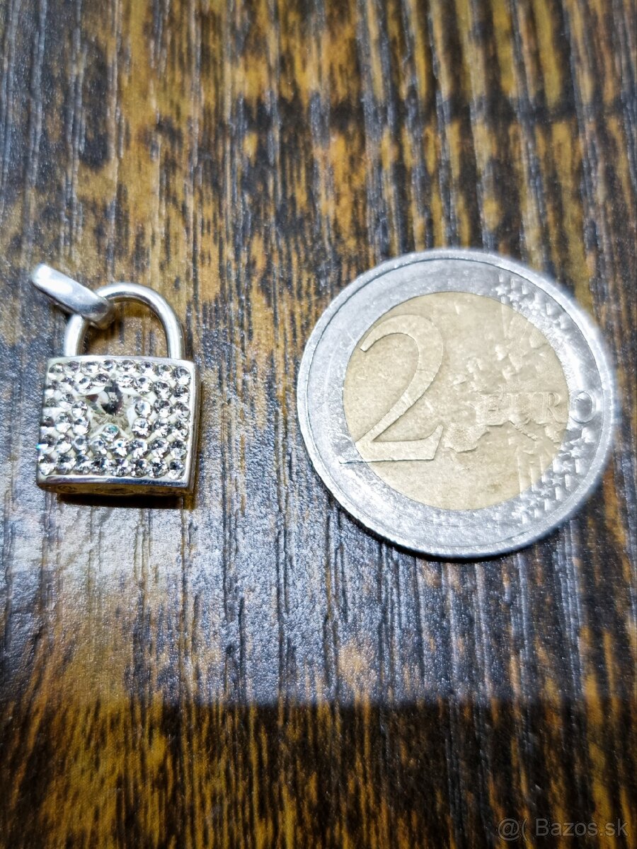 Strieborný prívesok v tvare zámku s kryštálmi. - 6