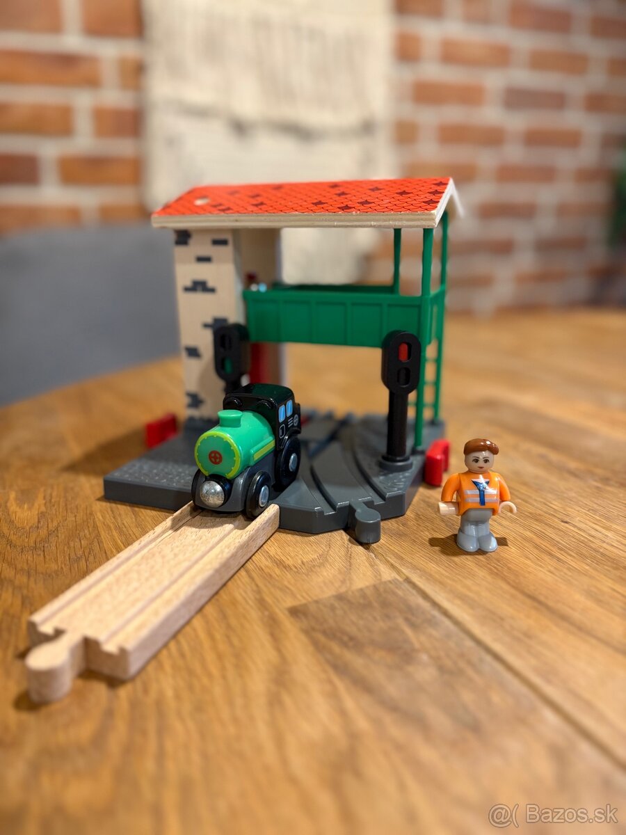 Búdka na prehadzovanie výhybiek a lokomotíva. - 6