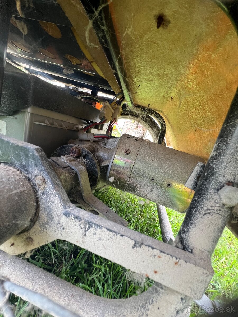 Starší elektrický invalidný vozík - 6