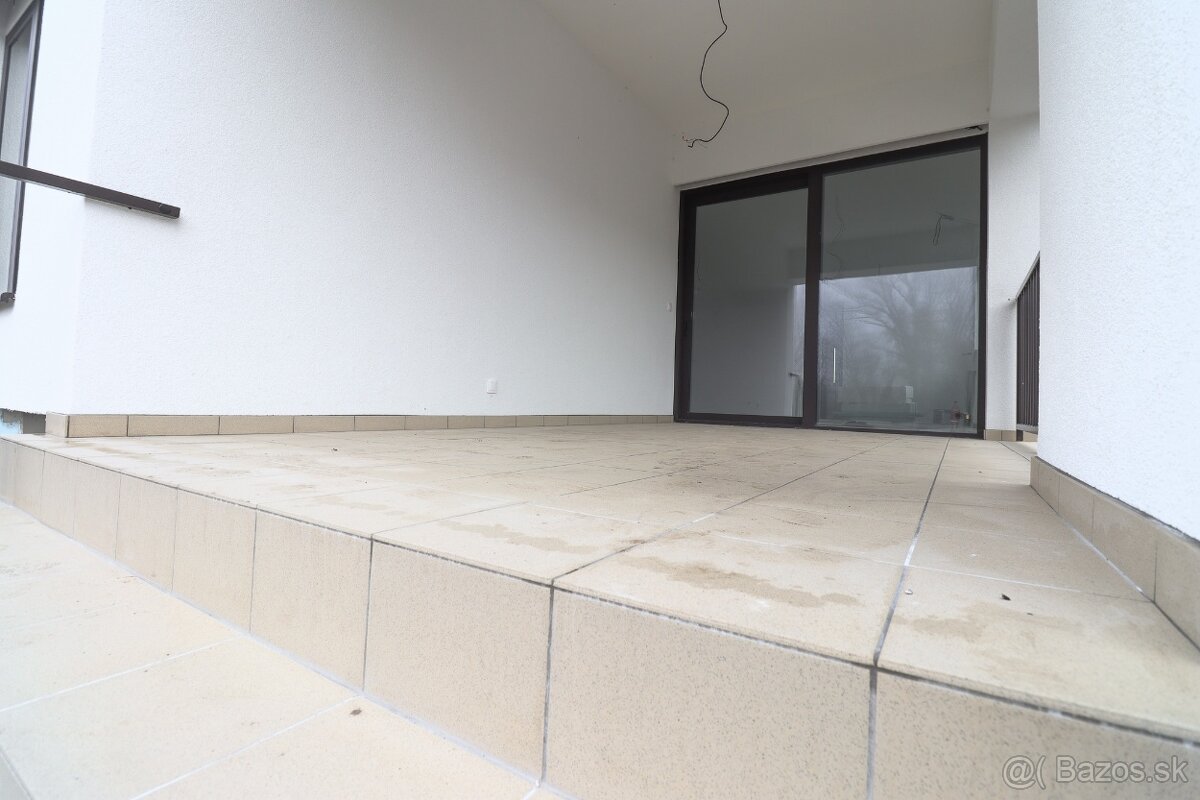 MODERNÝ DVOJDOM V POVODE- VEĽKÝ POZEMOK - 6