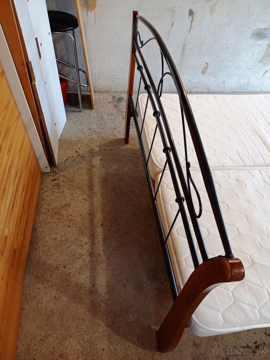 Čierna kovová posteľ s matracmi - 6