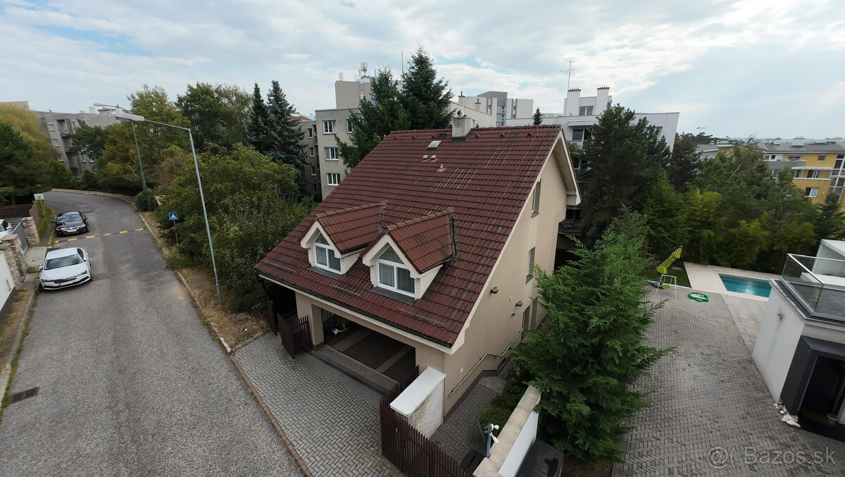 Na predaj Dvojgeneračný rodinný dom s dvomi vchodmi 2 a 5 iz - 6