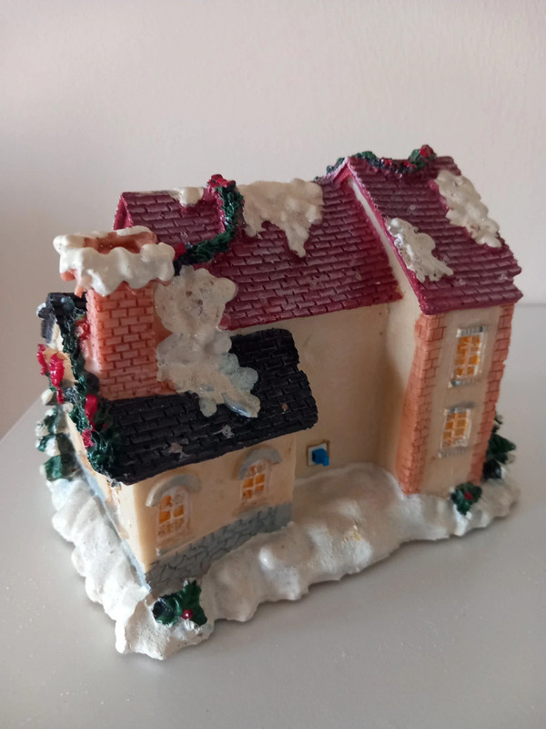 Starý svietiaci led domček po rodičoch 16x13x12 cm - 6