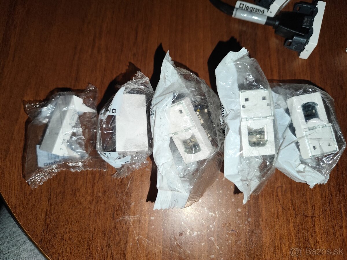 Legrand Pop-up rámik výklopný a moduly doň - 6