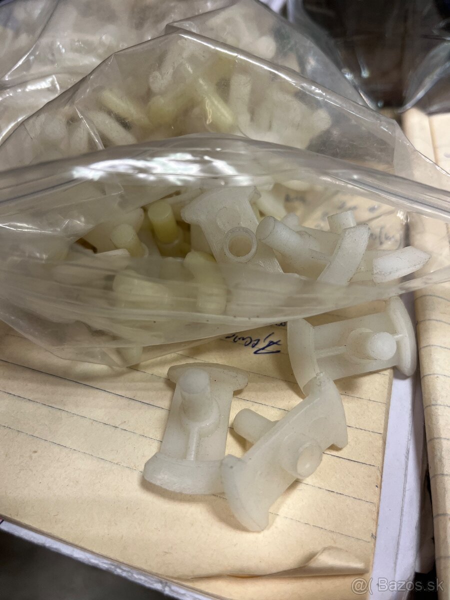 Fiat 850, 125 úchytky prahových líšt - 6