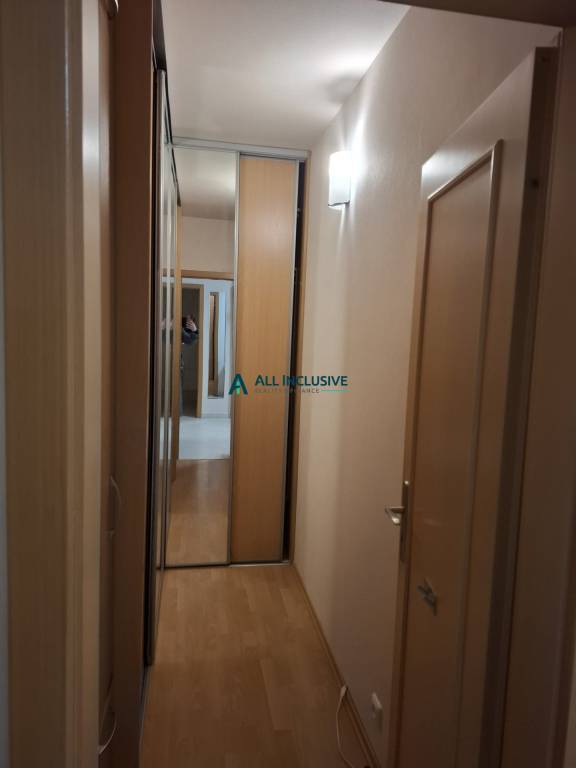 Priestranný byt v centre Bratislavy so záhradou - 6