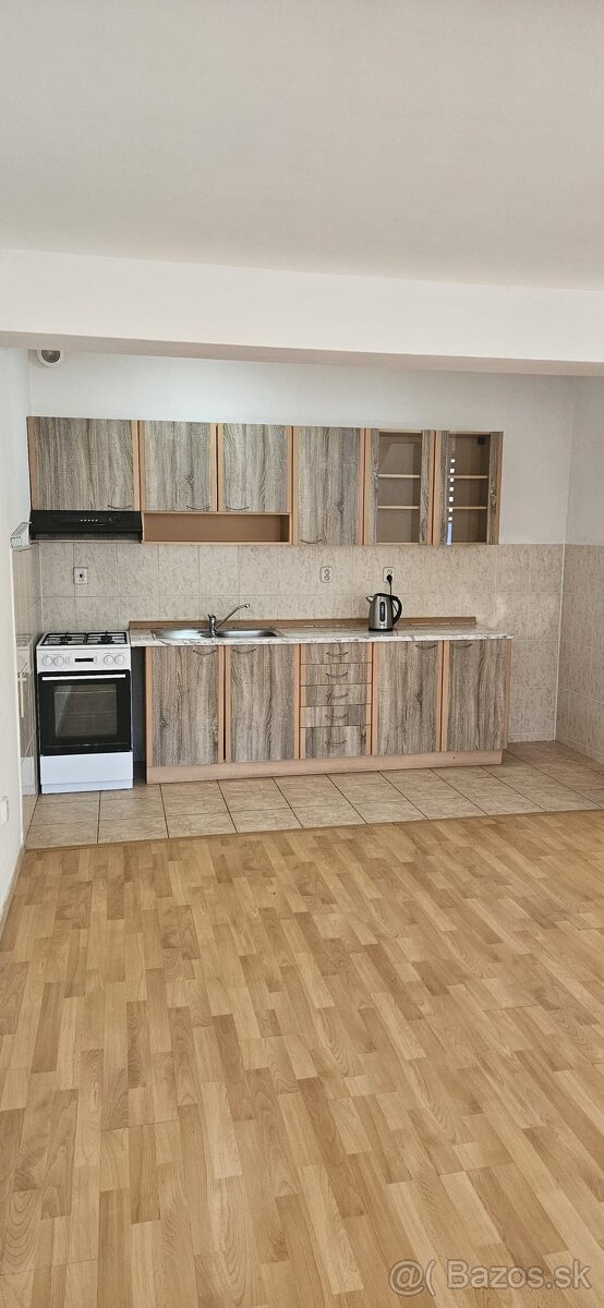 Prenájom 4-izbovy byt - 6