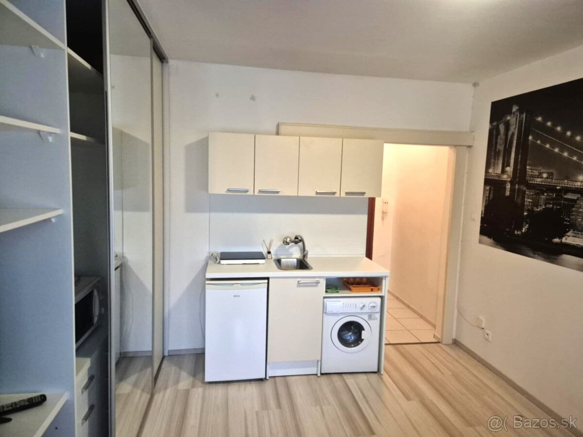 PREDAJ - Kompletne prerobená garsónka na VII. sídlisku v KN - 6