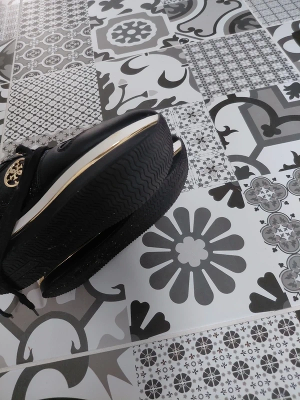 GUESS 38 - 6