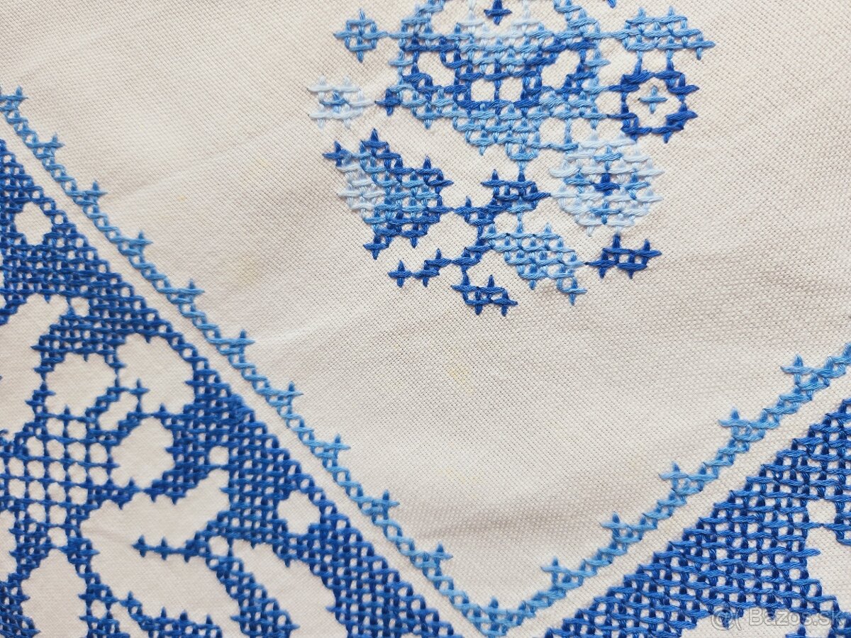 Krásny biely obrus s bohatou modorou výšivkou 80x80 - 6
