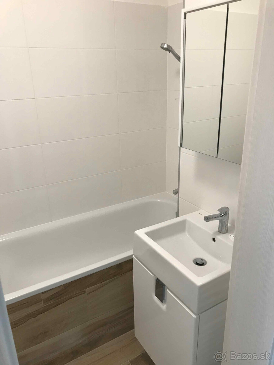 Byt na prenájom 3 izbovy - 6
