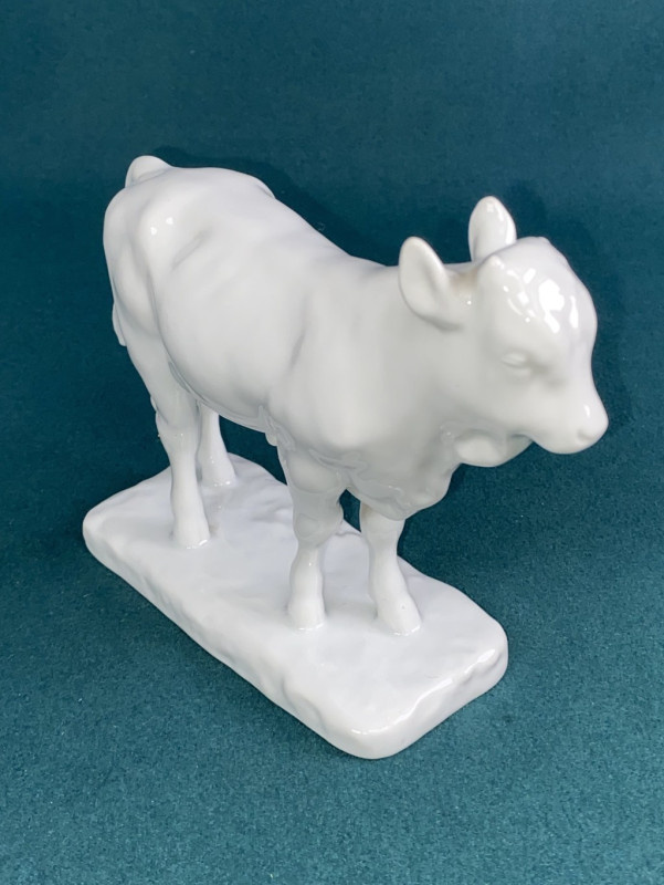 Porcelánová socha mladého býka - Taurus - 6
