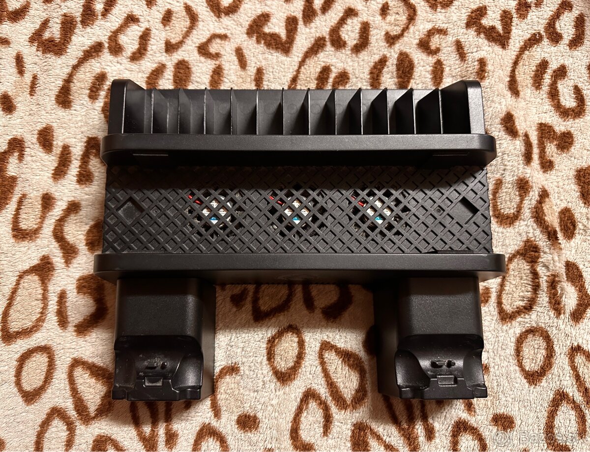 PS4 Fat 1 TB + 2 DualShocky + Tlou + stojan - 6