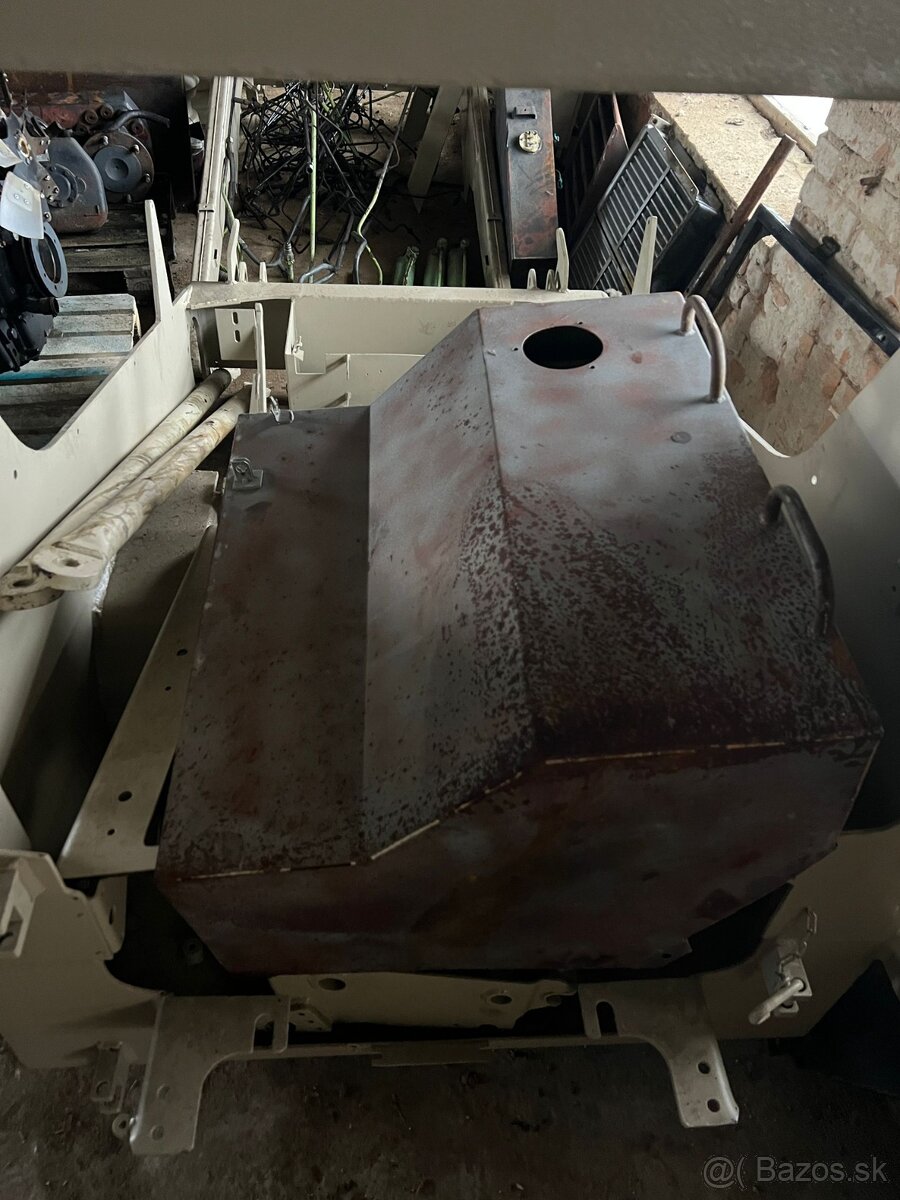 Locust 750 (unc) - 6