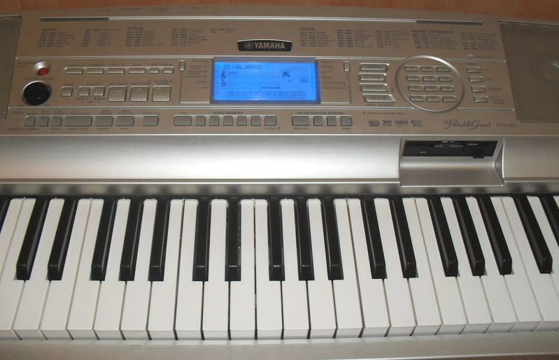 Yamaha Portable Grand DGX 300 (rozsah 6,5 oktávy) - 6