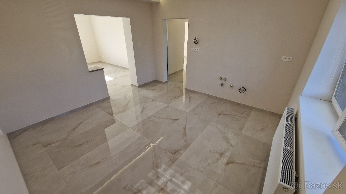 Zrekonštruovaný rodinný dom, 8 á, obec Vlčany - 6