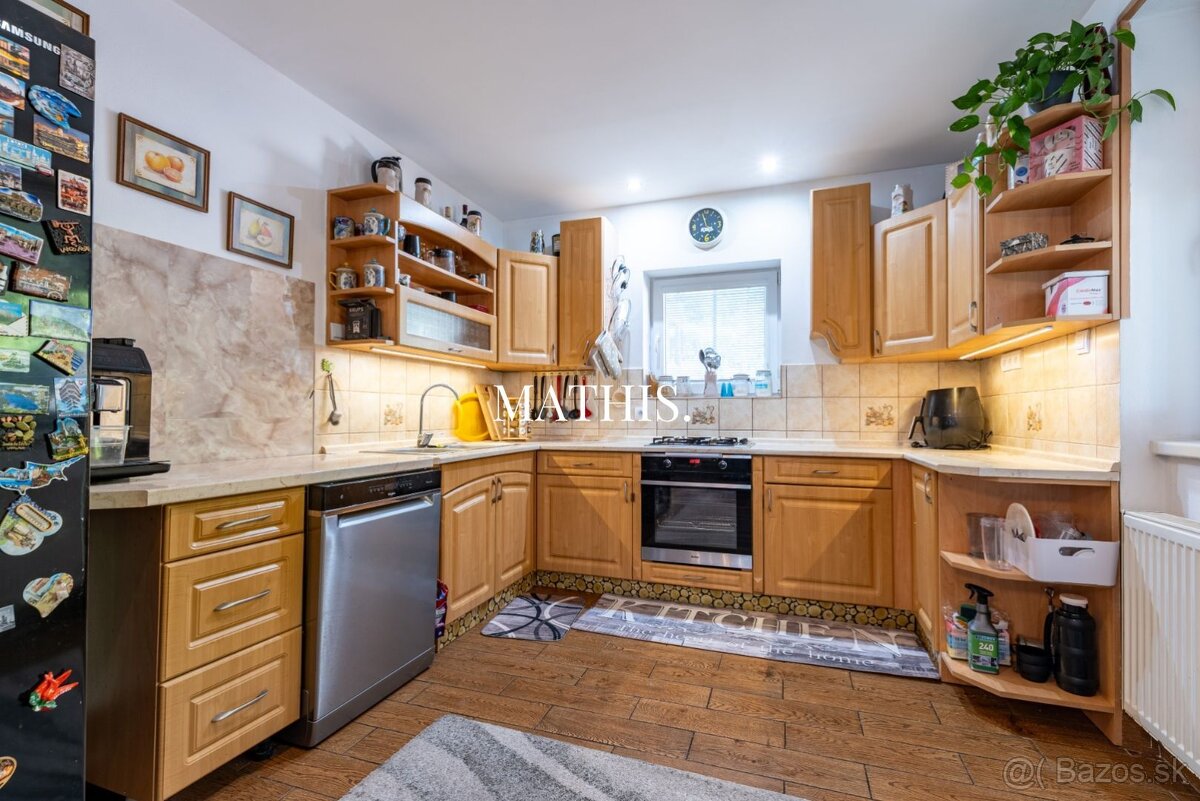 Na predaj priestranný rodinný dom s 3 podlažiami, krásnou zá - 6