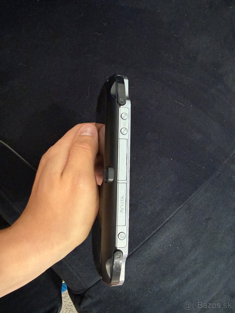 PS Vita Crystal Black OLED - 6