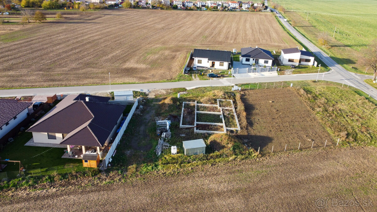 Na predaj stavebný pozemok so základovou doskou v Dolnom Vin - 6