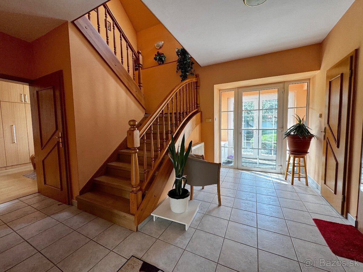 Priestranný rodinný dom s peknou záhradou a dvoj garážou - 6