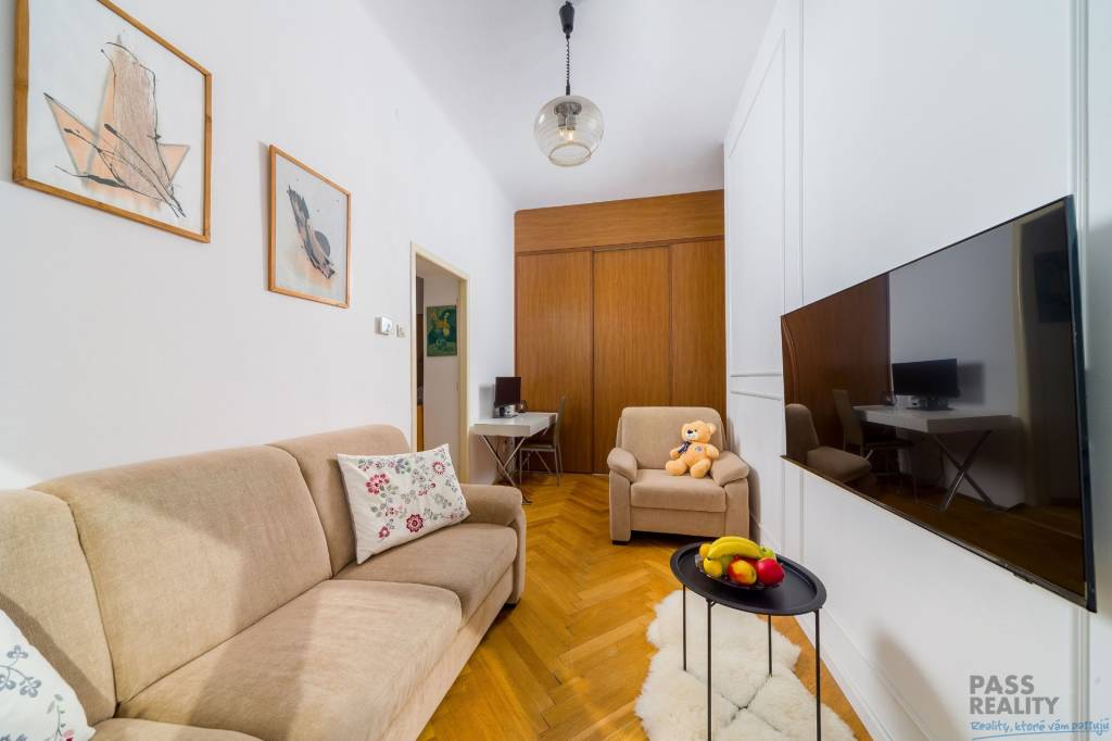 NA PREDAJ veľký 1 izbový byt s impozantnými výhľadmi na hrad - 6