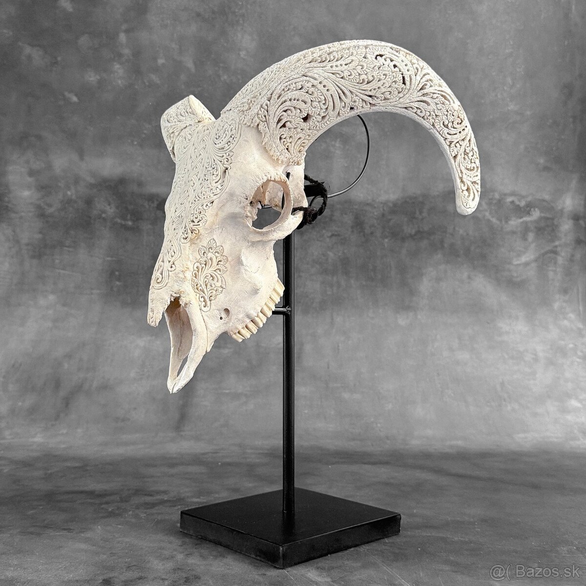 Vyrezávaná lebka barana na kovovom stojane - motív Infinity - 6