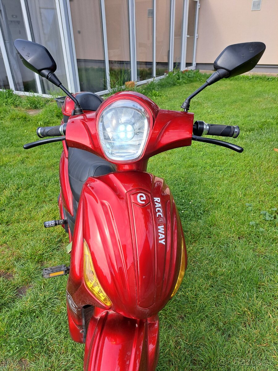 Elektrický skuter z dvoma batériami. - 6