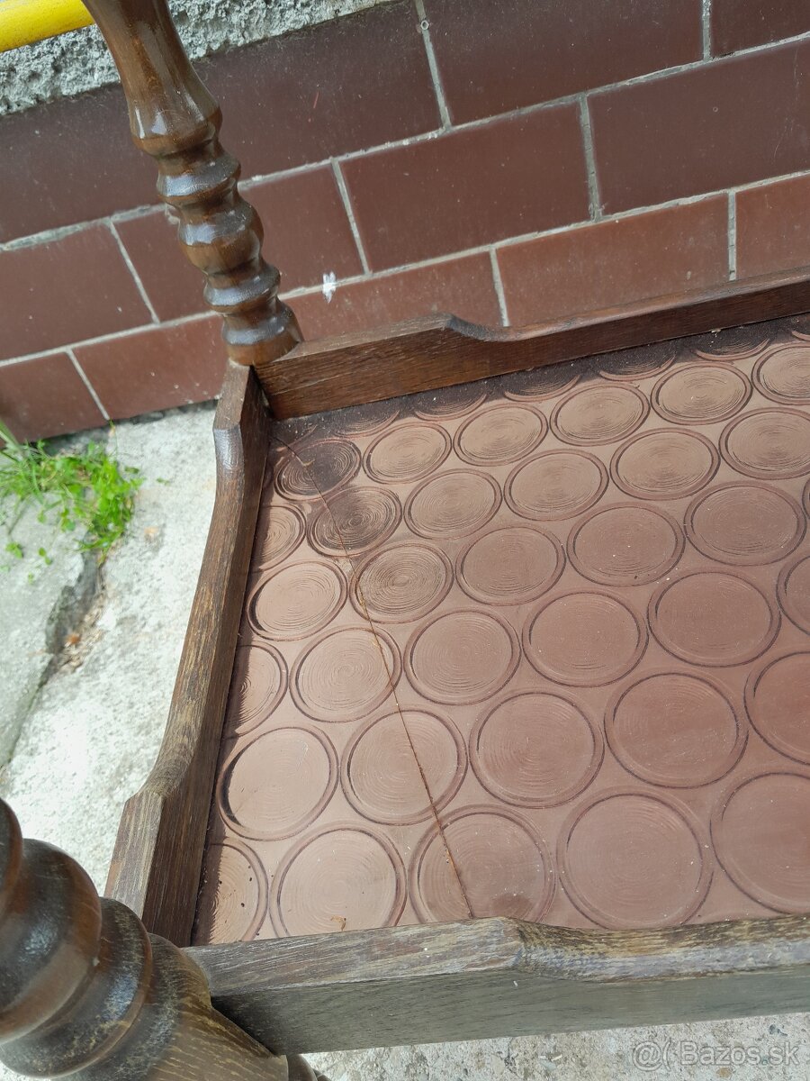 Predám barový stolík na kolieskach - 6