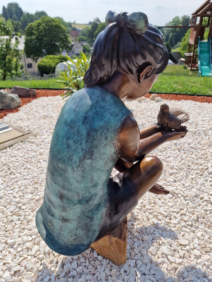 Bronzová socha - Dívka s ptáčkem - kolorovaná - 6