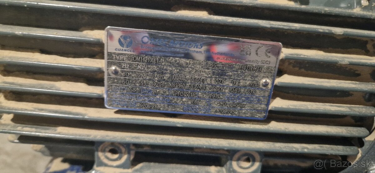 Šnekový dopravník "šikmý" s násypkou a motorom dole - 6