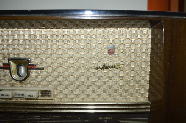 predam velmi pekne starozitne radio PHILIPS - 6