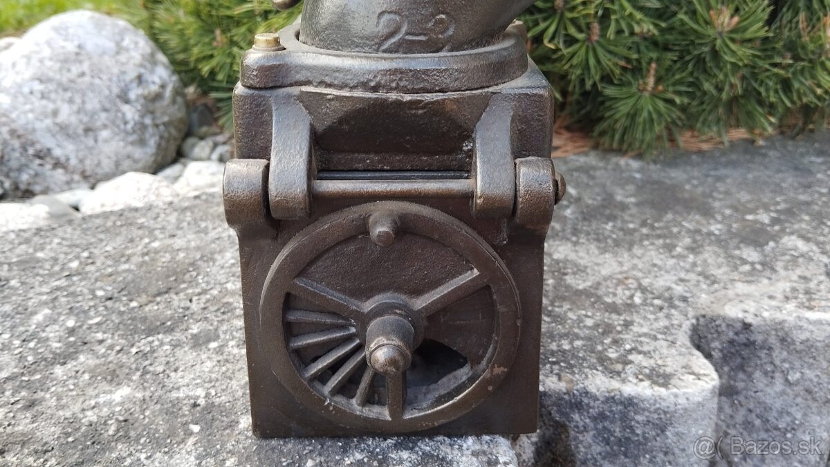 Obrovská komínová velmi stará sbírková žehlička D.R.G.M. - 6