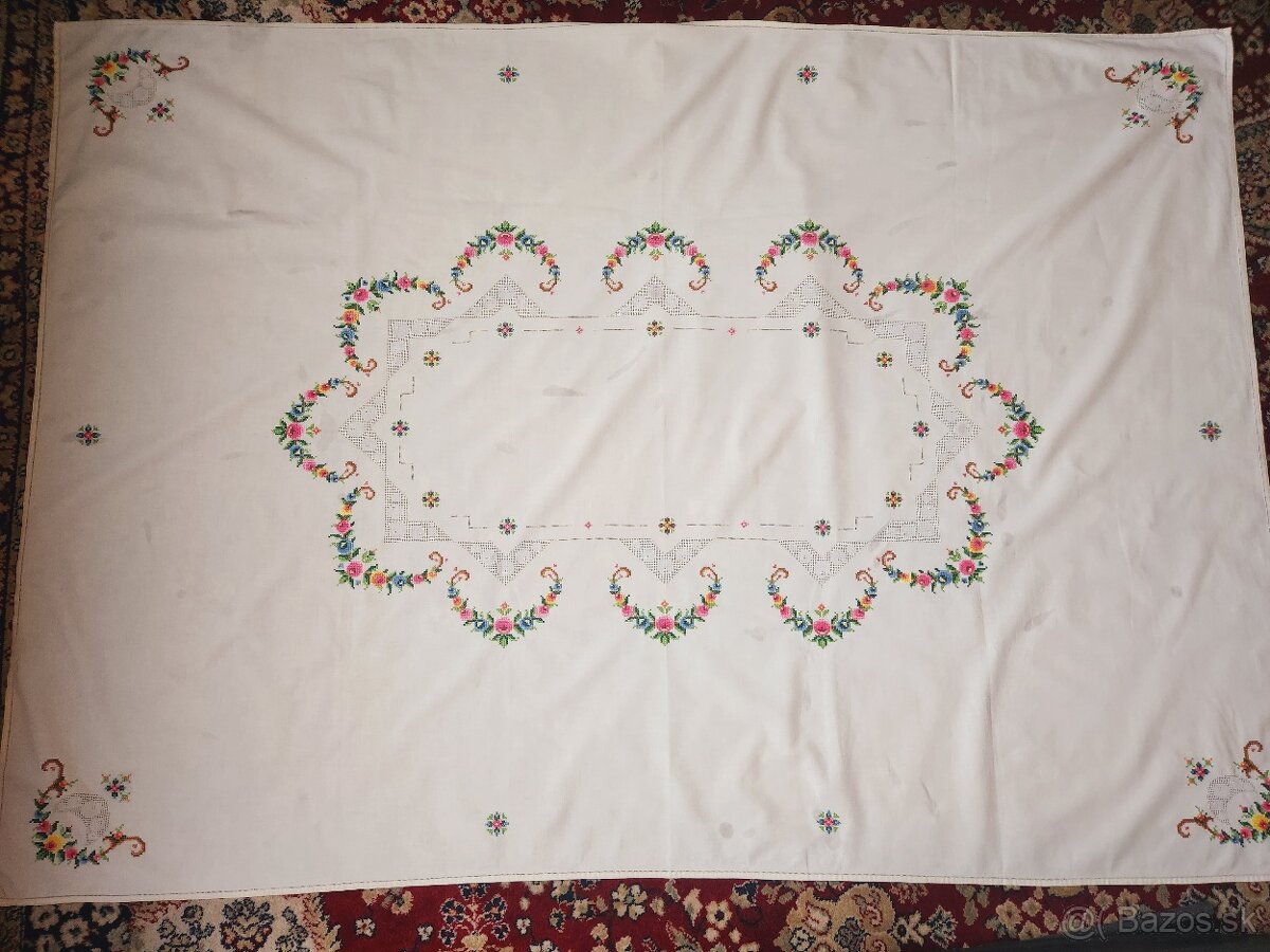 Krásny maslový obrus zdobený farebnou výšivkou kvietkov a až - 6