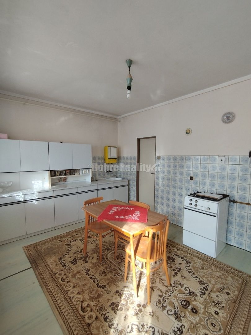 Zaujímavý a zachovalý 4 izbový rodinný dom v povodnom stave - 6