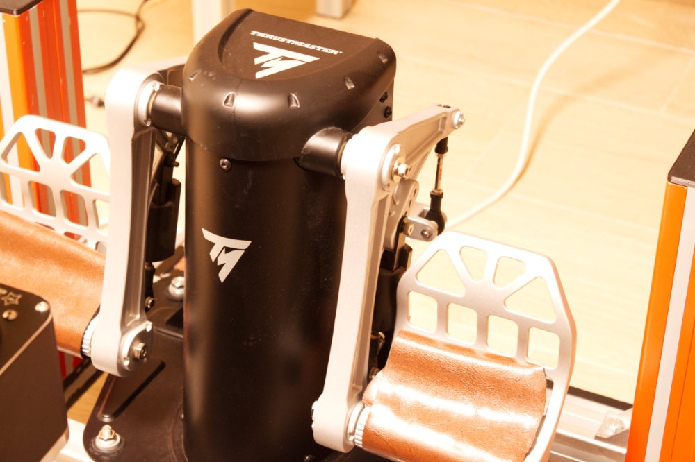 Predám herné kreslo so stolom a príslušenstvom - 6