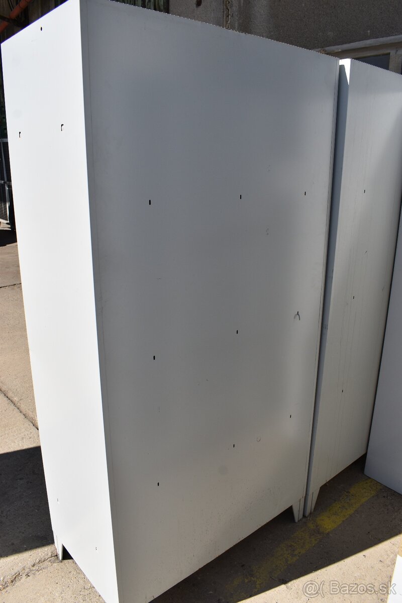 3-dverová šatníková skriňa s dlhými dverami a nožičkami - 6