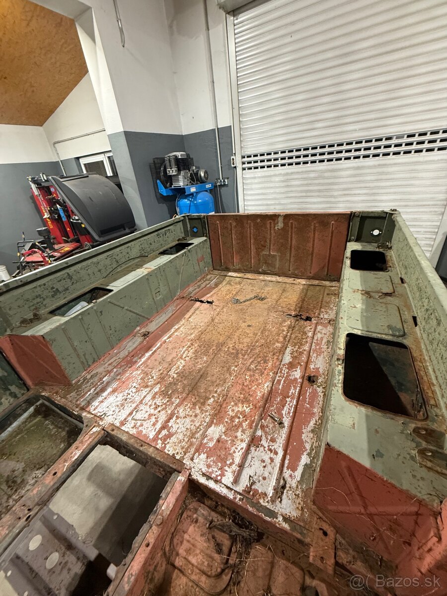 Predám karosériu a rám GAZ 69 - 6