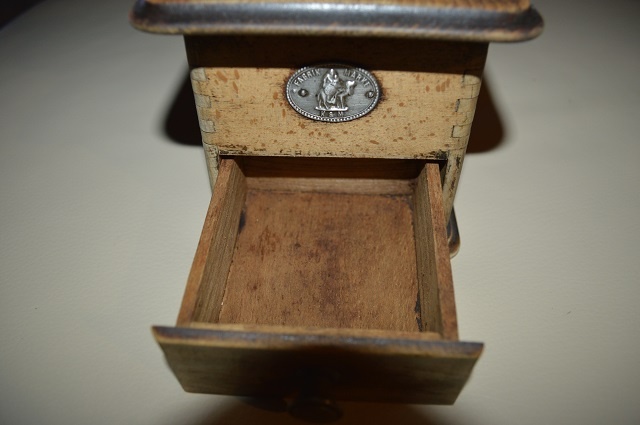 predam starozitny mlyncek na kavu - 6