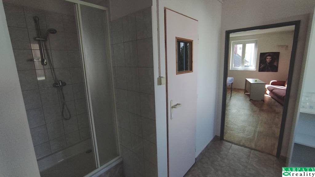 Polyfunkčný dom pri fontáne v srdci Brezovej, bývanie i podn - 6