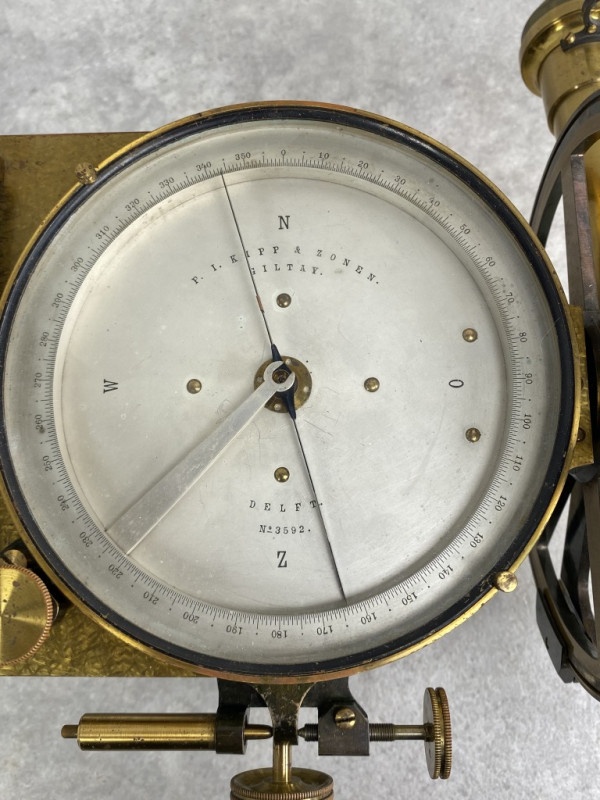 Starožitný nivelačný prístroj s kompasom 1911 Kapp and sohne - 6