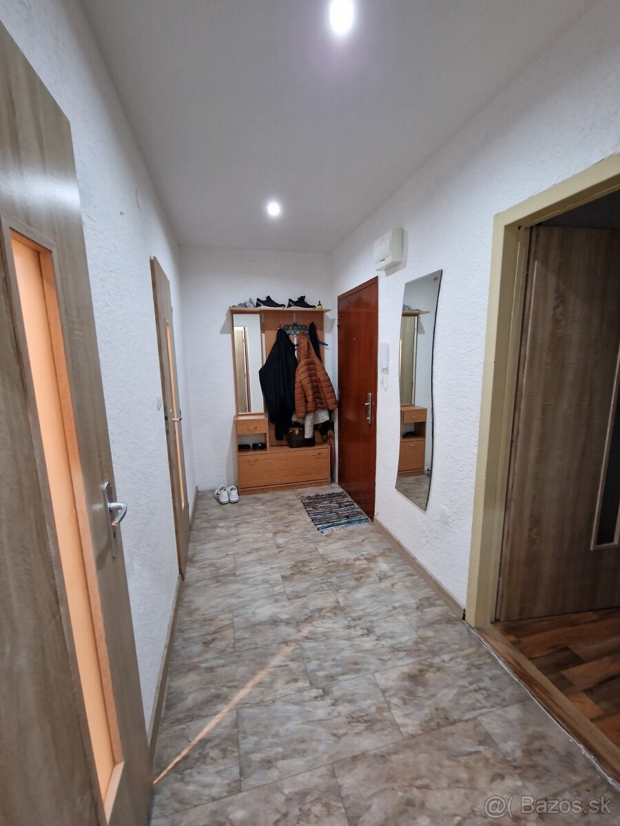 3 izb. byt s loggiou a s balkónom, 71m2 v centre mesta Sereď - 6