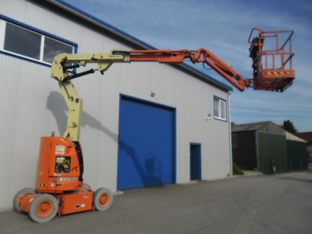 Kĺbová pracovná plošina JLG E300AJP - 6