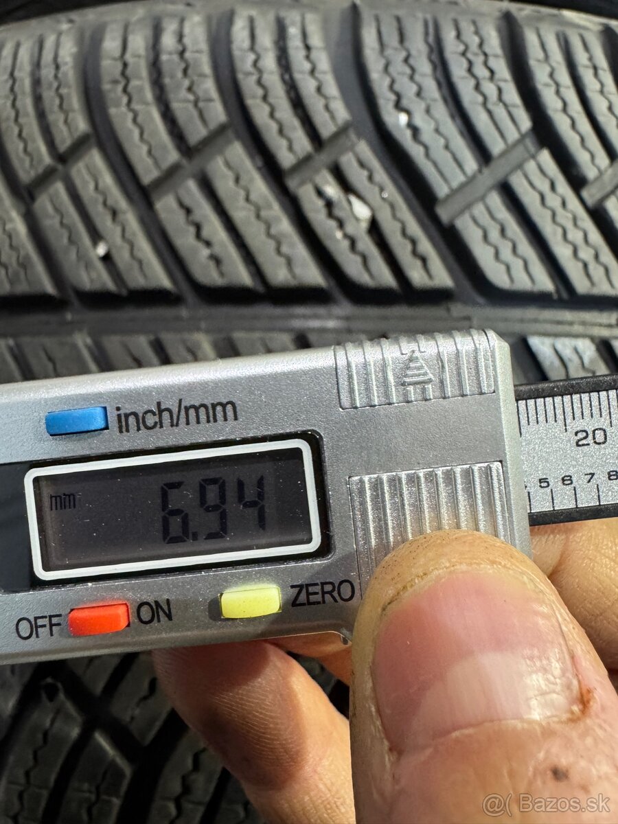 Michelin alpin 235/40 R19 - 6