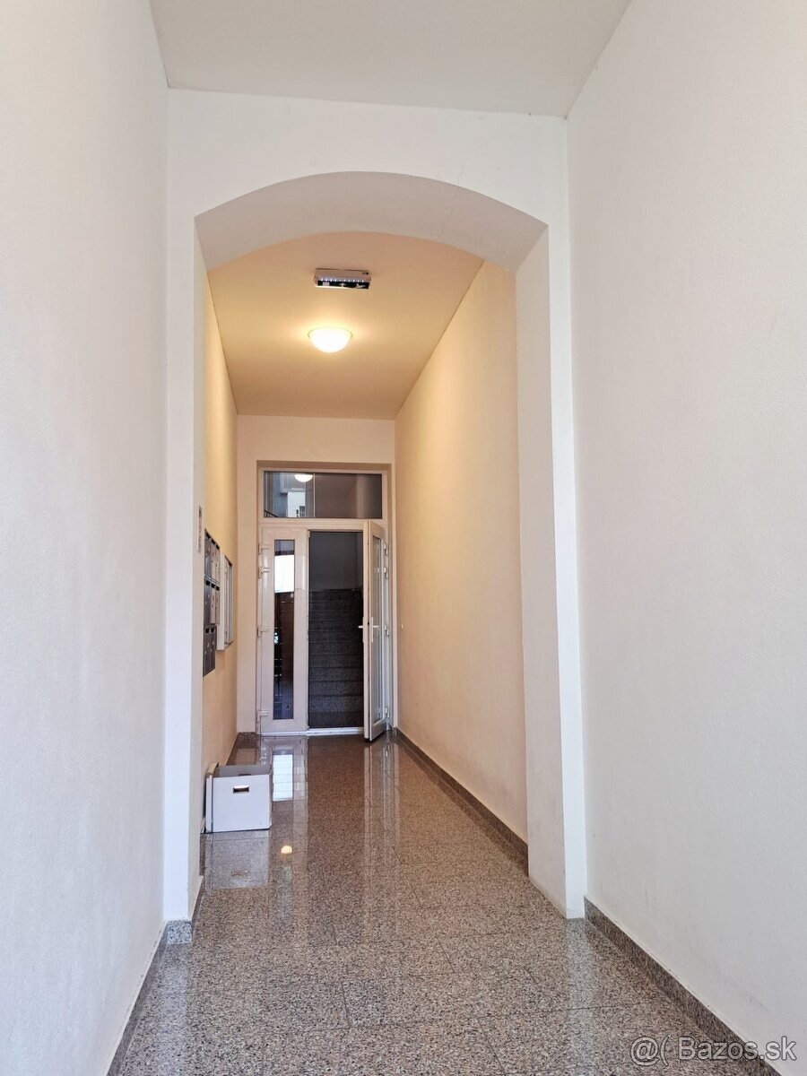 Prémiový 2 izbový byt na skok od námestia - 6