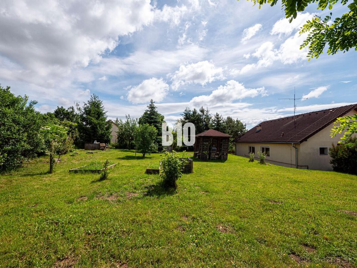 Ponuka rodinného domu s krásnym pozemkom a dvojgarážou - 6